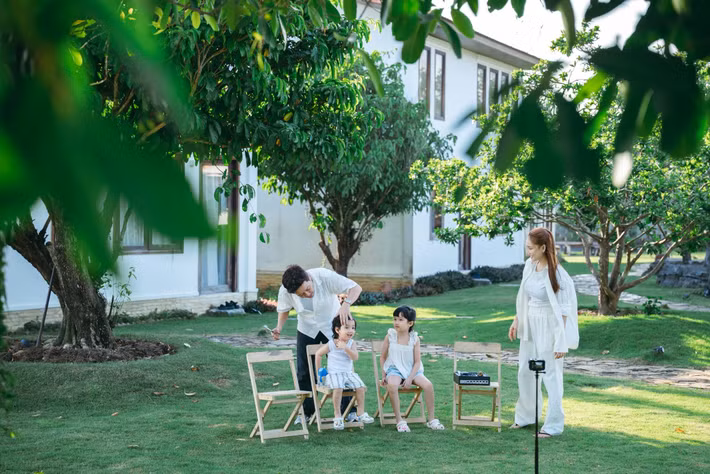 Trong những khung hình được chia sẻ, khán giả có thể thấy cảnh Trường Giang cùng Nhã Phương vui đùa cùng các con trên thảm cỏ xanh mướt. Có lúc, nam danh hài ân cần cắt tóc cho con, có lúc cùng các bé tham gia những trò chơi vận động ngoài trời. Ảnh: FB Trường Giang