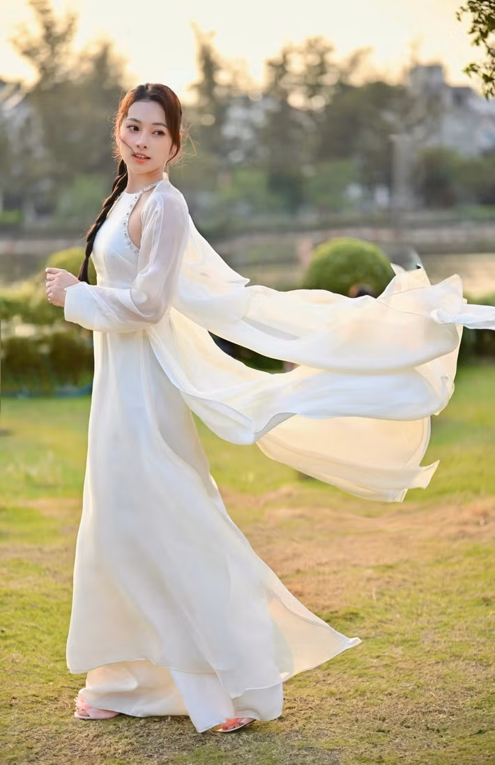 Lưu Ngọc Duyên sở hữu gương mặt thanh tú, đường nét hài hòa. Trong tà áo dài trắng, cô chọn kiểu tóc tết, trang điểm nhẹ, làm nổi bật vẻ dịu dàng, nữ tính. Ảnh: FB Lưu Ngọc Duyên.
