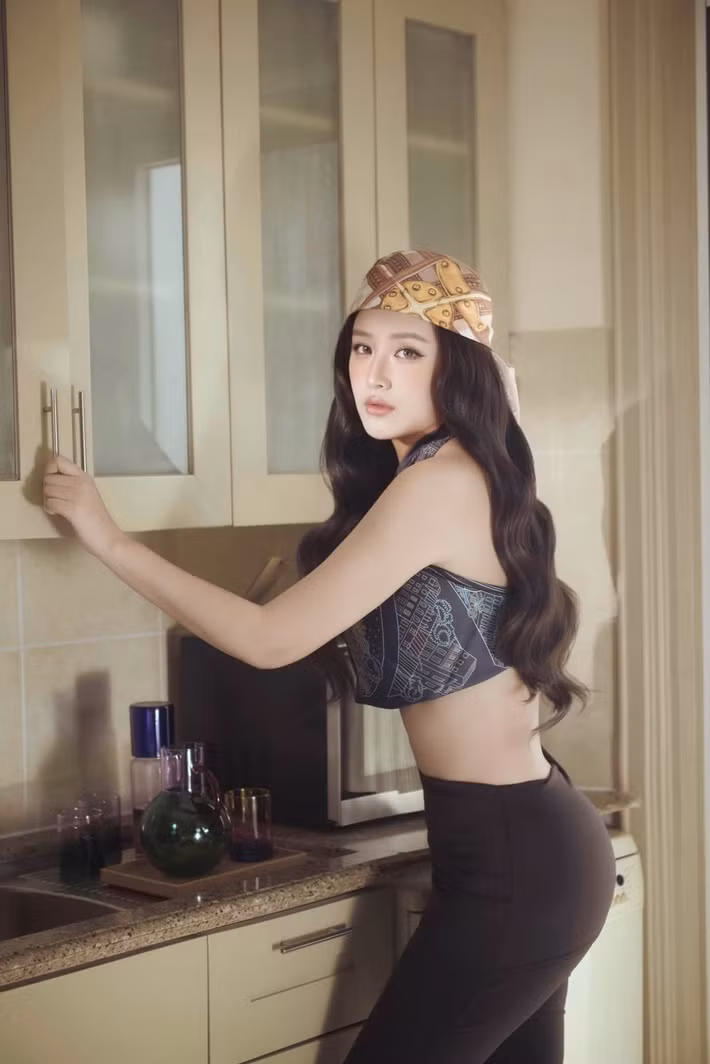 Mai Phương Thúy diện áo cổ yếm họa tiết, quần đen ôm sát và khăn lụa trùm đầu. Tạo hình gợi cảm, khác lạ tôn lên vẻ đẹp mặn mà của Hoa hậu Việt Nam 2006.