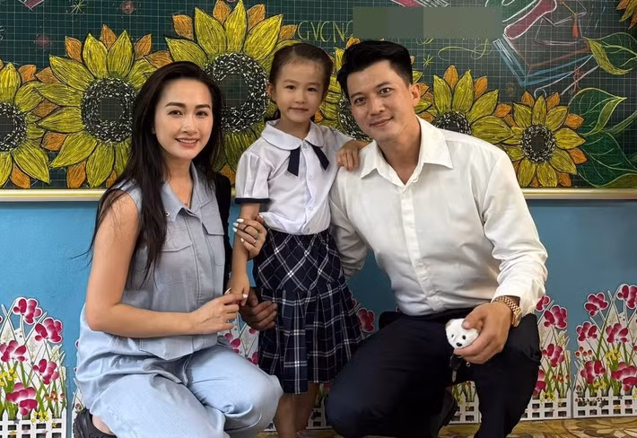 Trong cuộc phỏng vấn với Dân Việt, Hà Việt Dũng cho biết, thỉnh thoảng vợ hay "trêu": "Lần sau chồng hạn chế nhận vai đào hoa thôi nhé!".