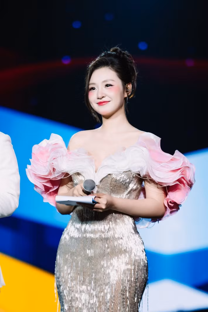 Đặc biệt, với vai trò MC song ngữ, Khánh Như liên tục được tin tưởng giao trọng trách dẫn dắt nhiều chương trình, sự kiện có quy mô lớn trong nước và quốc tế. Cô từng đảm nhận vai trò người dẫn chương trình chính tại Lễ hội Pháo hoa Quốc tế Đà Nẵng 2026, chung kết Miss Grand Vietnam 2025, Vietnam Beauty Fashion Fest qua nhiều mùa, các hoạt động thuộc khuôn khổ Miss World 2026, Giải Vô địch Pencak Silat Đông Nam Á 2026…