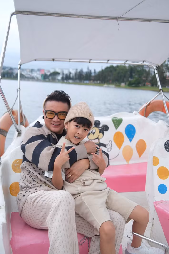 Theo Tiền Phong, lý do Đàm Vĩnh Hưng quyết định bán căn biệt thự cũ gắn bó 17 năm là muốn con trai đi học gần nhà hơn. Nam ca sĩ từng chia sẻ không muốn Polo phải thức từ 6h sáng rồi tiếp tục ngủ trên xe cả tiếng mới đến trường.