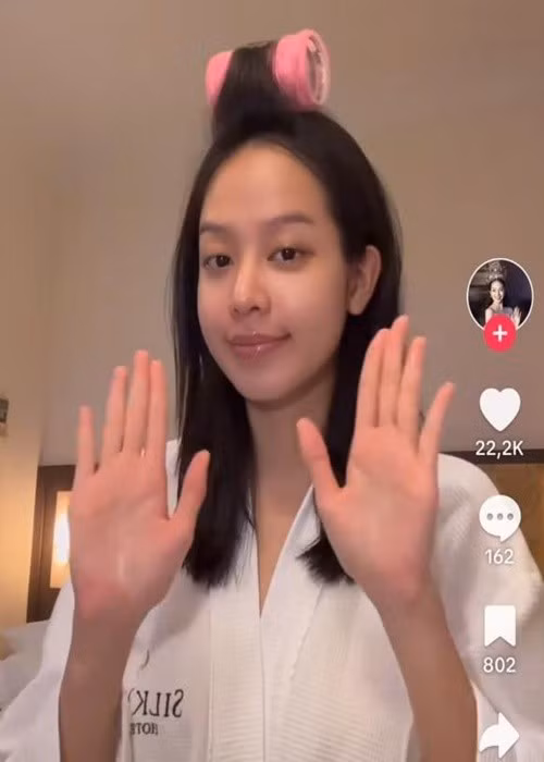 Thanh Thủy tự tin tẩy trang để lộ gương mặt không son phấn. Ảnh: Thương Hiệu Pháp Luật.
