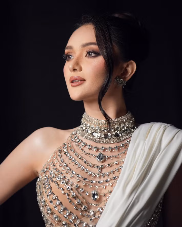 Theo ABS-CBN News, Maria từng giành danh hiệu Á hậu 2 cuộc thi Hoa hậu Hoàn vũ Philippines 2024. Đại diện Philippines tại Miss Cosmo 2024, cô vào top 10 chung cuộc. Ảnh: FB Maria Ahtisa Manalo.