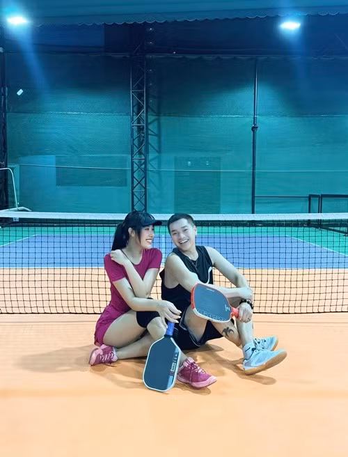 “Bình thường ở nhà có nhiều tiếng nói chung lắm. Đánh chung sân toàn tiếng nói riêng”, bạn gái Tăng Khánh Chi hài hước chia sẻ về các buổi tập luyện cùng sân với Quang Minh. Ảnh: FB Tăng Khánh Chi.
