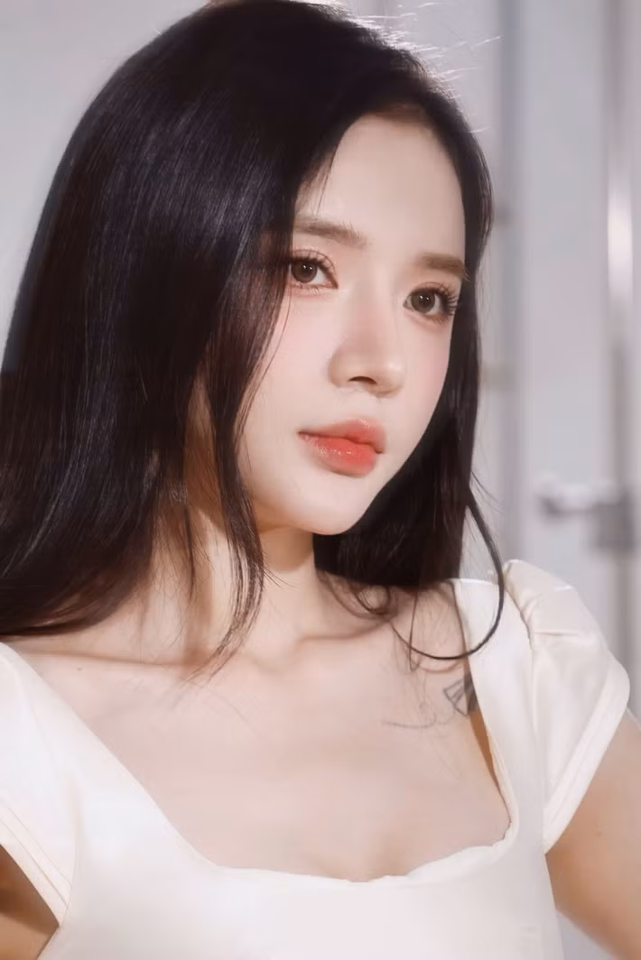 LyLy sinh năm 1996, tên thật Nguyễn Hoàng Ly. Theo Vietnamnet, cô được coi là nhạc sĩ mát tay trong việc tạo nên các bài hit của nhiều ca sĩ trẻ như: Anh nhà ở đâu thế, Đen đá không đường, Sao anh chưa về nhà (AMEE thể hiện), Không sao mà em đây rồi (Suni Hạ Linh thể hiện), Missing you (Phương Ly thể hiện)... Ảnh: FB LyLy.