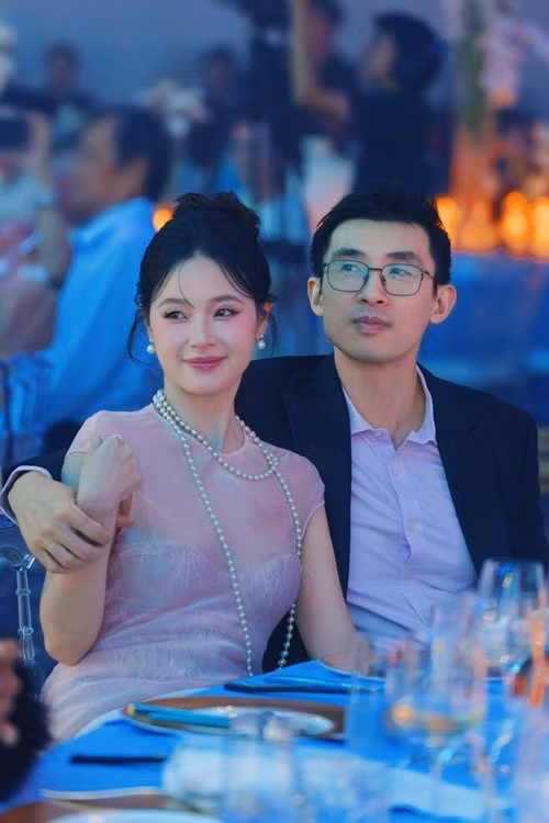 Sau lễ cưới diễn ra vào tháng 6/2024, cuộc sống hôn nhân của Midu và thiếu gia Minh Đạt nhận được sự quan tâm của nhiều khán giả. Khác với hình ảnh kín tiếng trước đây, nữ diễn viên thỉnh thoảng chia sẻ những khoảnh khắc đời thường bên chồng trên mạng xã hội.