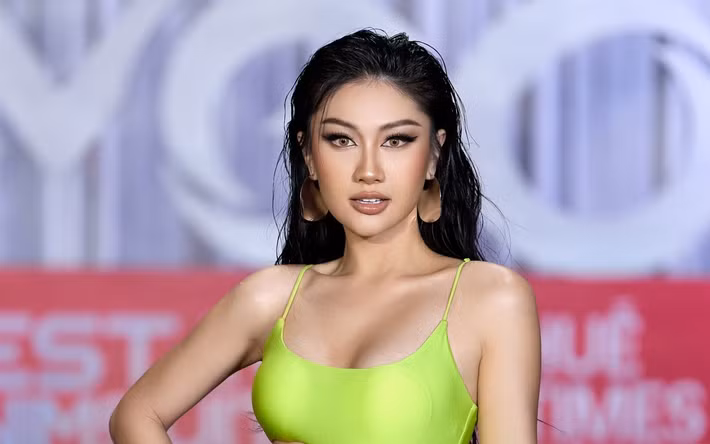 Phương Linh trải qua tham gia các phần thi quan trọng như trình diễn áo dài, áo tắm, đêm bán kết. Ảnh: FB Phương Linh.
