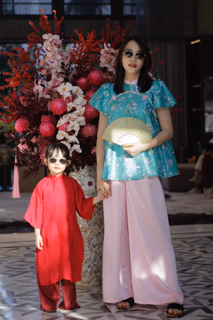 Đàm Thu Trang là bà mẹ 'nghiện' con. Cựu người mẫu chia sẻ: "Cuộc sống có con là 1 cuộc phiêu lưu không ngừng nghỉ … nơi mà mọi thứ trở lên thật sự thú vị và cực kì hài hước".