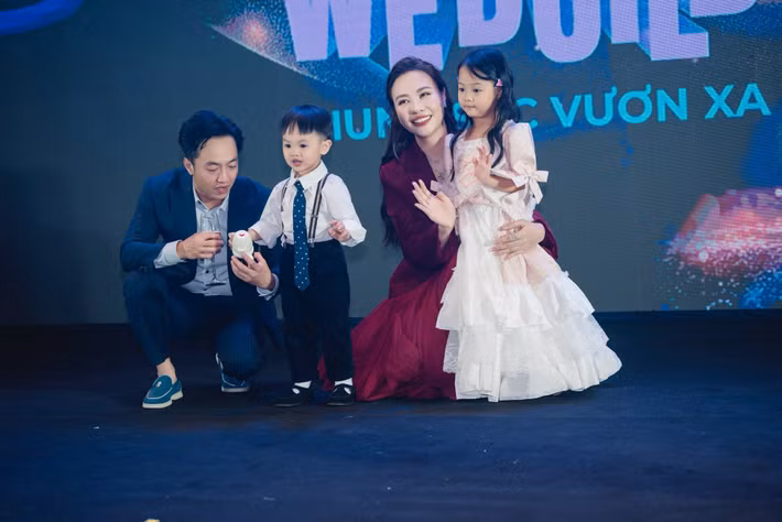 Đàm Thu Trang được doanh nhân Cường Đô La chiều chuộng, yêu thương. Không ít lần, Cường Đô La dành lời ngọt ngào cho Đàm Thu Trang. Anh từng viết: "Cảm ơn vợ yêu Đàm Thu Trang đã luôn âm thầm ủng hộ ba trong công việc và cảm ơn vợ đã lo lắng chăm sóc gia đình nhỏ của chúng ta để ba có thể yên tâm tập trung hoàn toàn vào sự nghiệp. Yêu vợ".
