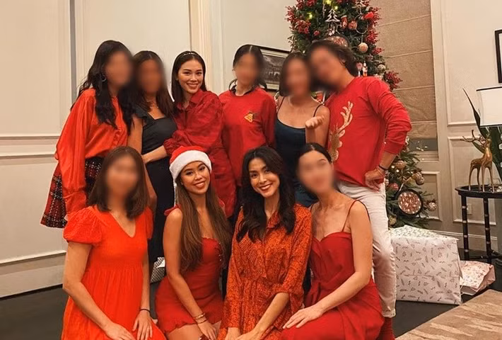 Tăng Thanh Hà tươi rói bên Tiên Nguyễn trong bữa tiệc dịp Giáng sinh tại nhà. Ảnh: Instagram Tăng Thanh Hà.