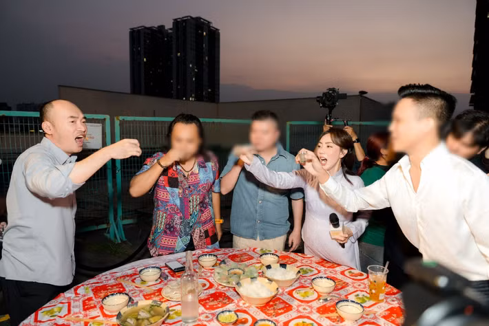 Tiến Luật (ngoài cùng bên trái) - chồng Thu Trang góp mặt trong phim Ai thương ai mến. Nam diễn viên chia sẻ trên Vietnamnet, anh hỗ trợ Thu Trang làm phim. Ảnh: FB Tiến Luật.