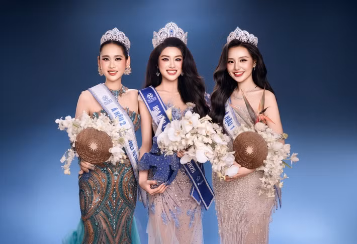 Chia sẻ trên Phụ Nữ Mới, Tâm Như cho biết: "Em thấy chị Oanh rất xúc động, mọi người xem lại sẽ thấy chị ấy run cầm cập. Em muốn là người chủ động nắm tay để chia sẻ sự lo lắng đó, như vậy sẽ tình cảm hơn. Nếu chị Oanh ôm eo, em cảm thấy mình bị động và không thể san sẻ điều gì. Đó là lý do em bỏ tay ra để cầm lại tay chị, chứ không phải gạt ra vì nhột hay khó chịu như một số bình luận". Ảnh: FB Tâm Như.