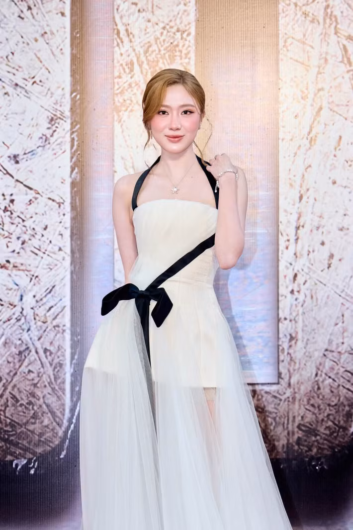 Khánh Linh sinh năm 1996, từng làm mẫu ảnh trước khi theo đuổi diễn xuất chuyên nghiệp. Cô góp mặt trong các dự án như “Yêu trước ngày cưới”, “Mặt trời lạnh”, “Chung trọ chung đời” và “Nghỉ hè sợ nghỉ hưu”. Ảnh: FB Khánh Linh.