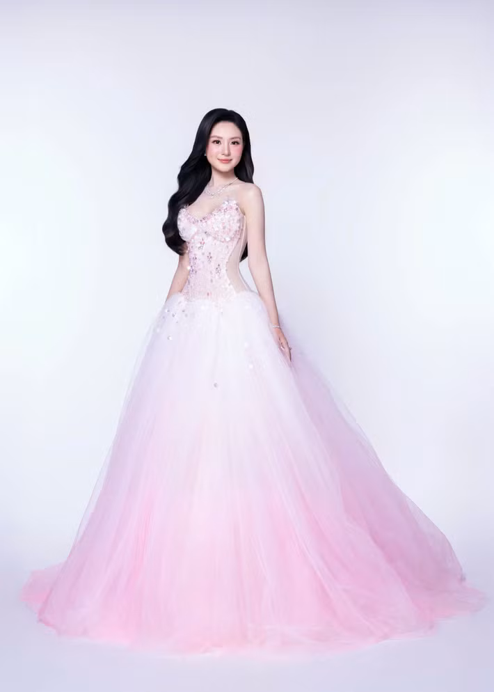Khánh Như khoe vóc dáng trong bộ đầm dạ hội màu hồng phấn. Theo kế hoạch, cô dự kiến lên đường sang Nhật Bản vào tháng 11 để tham dự Miss International 2026.