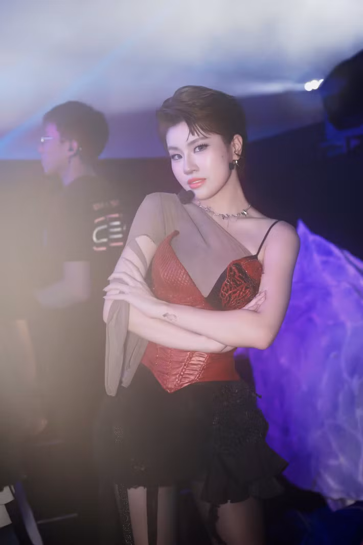 Theo Vietnamnet, trong phim Thỏ ơi, rapper Pháo đóng vai cô gái đeo mặt nạ thỏ, tham gia show có LyLy đóng vai host để giãi bày chuyện bị bạn trai (Trấn Thành đóng) uy hiếp, song không thể thoát khỏi mối quan hệ độc hại. Ảnh: FB Pháo.