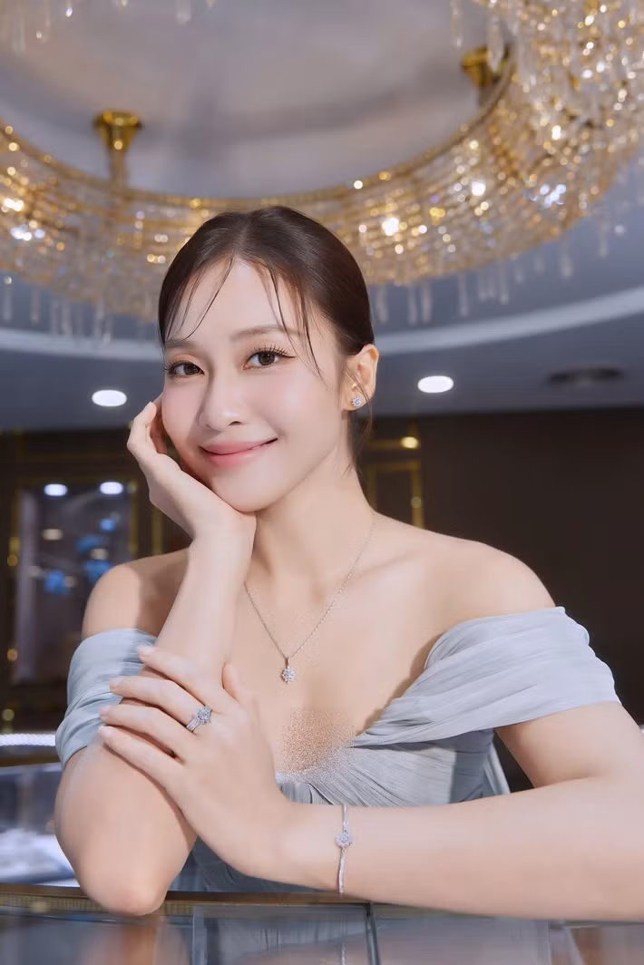 Khả Ngân được công chúng biết đến từ khi còn ở tuổi teen. Thời điểm mới nổi tiếng, cô gây chú ý với gương mặt sáng, nụ cười tươi cùng hình ảnh khỏe khoắn, năng động. Những lợi thế ngoại hình cũng giúp người đẹp sinh năm 1997 sớm thử sức với công việc người mẫu.