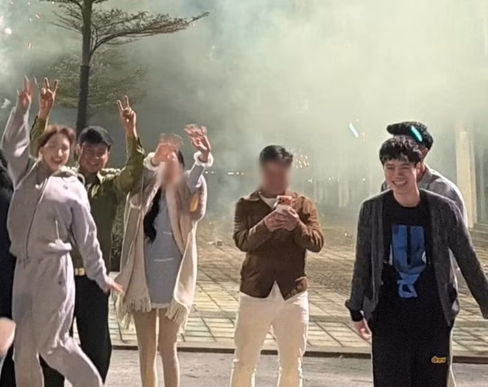 Văn Toàn và Hòa Minzy chơi chung trong một nhóm bạn gồm nhiều cầu thủ. Đáng chú ý, Hòa Minzy từng đưa bạn trai Văn Cương tham gia một buổi tụ họp của nhóm. Ảnh: Znews.