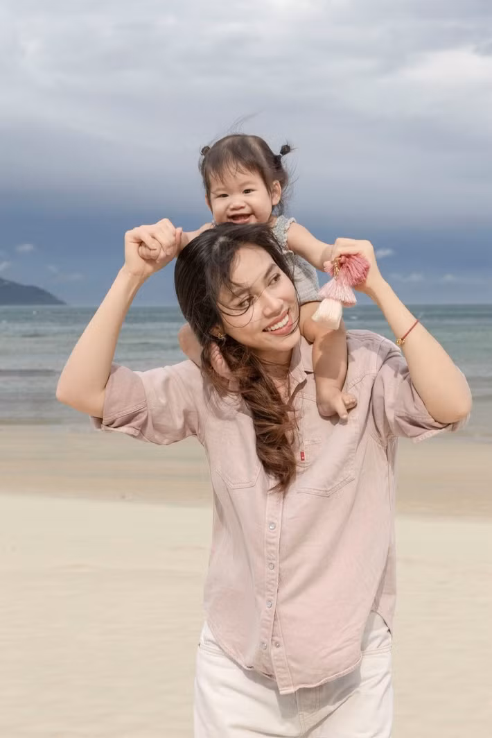 Năm 2023, Hoàng My công khai hẹn hò và mang thai. Nàng hậu chào đón con gái đầu lòng Ayla vào tháng 4/2024. Mới đây, Hoàng My cho biết, cô và bạn trai đã chia tay. Ảnh: FB Hoàng My.