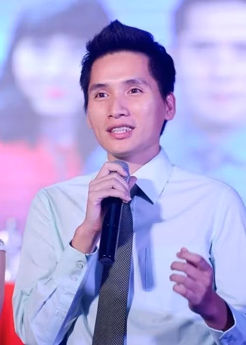 Theo Vietnamnet, Quốc Khánh là con trai thứ hai trong một gia đình có mẹ làm giáo viên, bố làm công nhân. MC tốt nghiệp Đại học Ngoại ngữ Hà Nội rồi đầu quân cho VTV làm biên dịch, biên tập viên thể thao. Ảnh: Dân Việt.