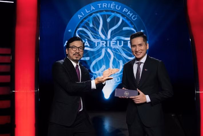 Từ năm 2026, BTV Quốc Khánh (phải) sẽ dẫn dắt Ai là triệu phú thay cho Đinh Tiến Dũng. Ảnh: FB Đinh Tiến Dũng.