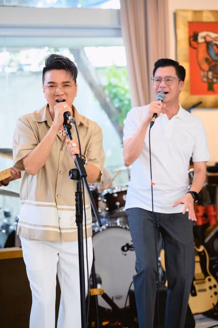 Dù mở rộng kinh doanh, Đàm Vĩnh Hưng khẳng định không ngừng ca hát.