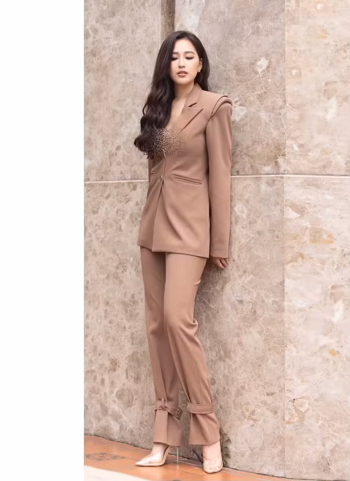 Bộ suit màu nâu be kết hợp giày cao gót mang đến vẻ thanh lịch cho Hoa hậu Việt Nam 2006. Phom blazer chỉn chu tôn nét trưởng thành.