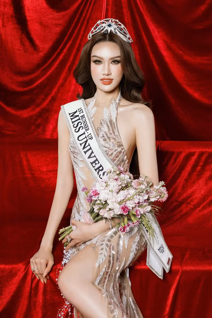 Tại chung kết Miss Universe Vietnam 2026, Trịnh Mỹ Anh giành ngôi Á hậu 1. Theo Tiền Phong, ở vòng ứng xử Top 3, Trịnh Mỹ Anh nhận câu hỏi về việc sẽ làm điều gì có ý nghĩa cho phụ nữ Việt Nam nếu đăng quang hoa hậu. Cô chia sẻ về dự án “Thêm một lần nữa”. Ảnh: Miss Universe Vietnam.