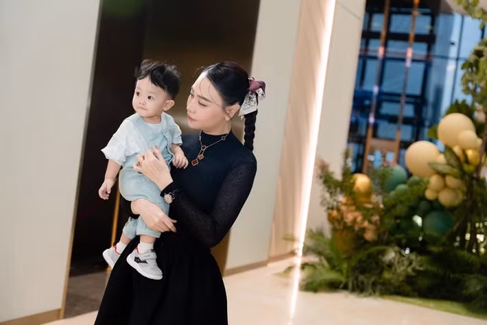 Đàm Thu Trang chẳng ngại ngần hay tiếc nuối khi móc hầu bao tặng quà khủng cho Cường Đô la. Năm 2019, cô đặt làm cụm ống xả khắc tên riêng trị giá gần nửa tỷ đồng cho siêu xe của chồng. Ảnh: FB Đàm Thu Trang.