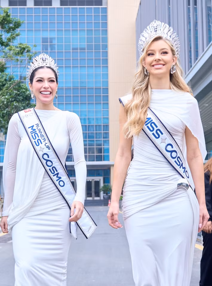Chelsea và Yolina thường mặc trang phục đồng điệu khi tham gia các sự kiện. Ảnh: Miss Cosmo.