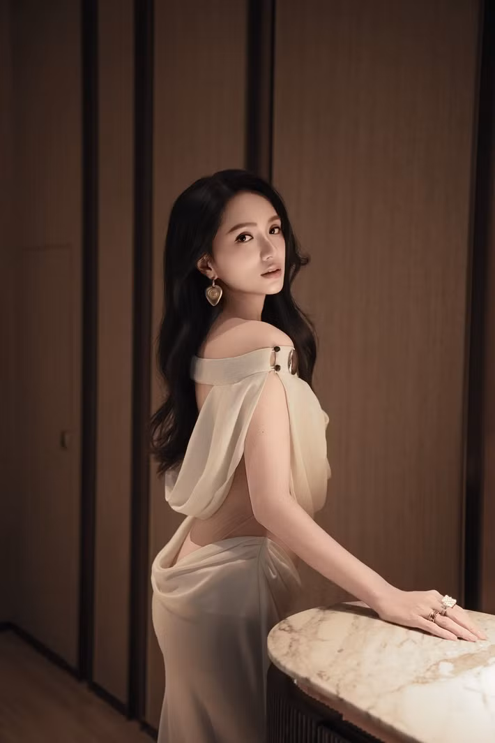 Hương Giang được xem là phú bà sau nhiều năm hoạt động trong showbiz. Ngoài ca hát, cô còn đóng phim, dự sự kiện, làm đại sứ thương hiệu, kinh doanh. Ảnh: FB Hương Giang.