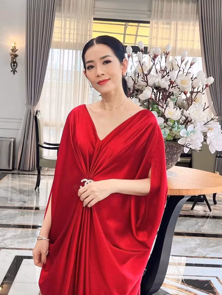 Yến Nhi xuất thân là người mẫu. Theo Thế Giới Điện Ảnh, cô thuộc nhóm thời trang Hoa học đường những năm 2000. Theo Pháp Luật TP HCM, năm 2000, Yến Nhi đoạt danh hiệu Hoa hậu ảnh của báo Thời Trang Trẻ. Ảnh: FB Yến Nhi.