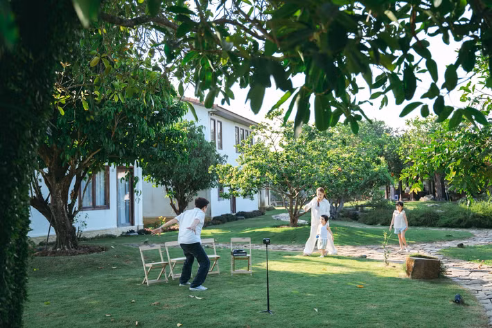 Trong làng giải trí Việt, vợ chồng Trường Giang – Nhã Phương luôn nhận được sự ngưỡng mộ bởi sự gắn kết và cách họ gìn giữ lửa hôn nhân. Mới đây, nam danh hài đã chia sẻ những khoảnh khắc ấm áp bên vợ con kèm dòng trạng thái đầy chiêm nghiệm: "Một ngày bình thường ở Nhà trọ Destiny, vậy thôi đó mà cảm thấy không gì hạnh phúc bằng". Ảnh: FB Trường Giang.