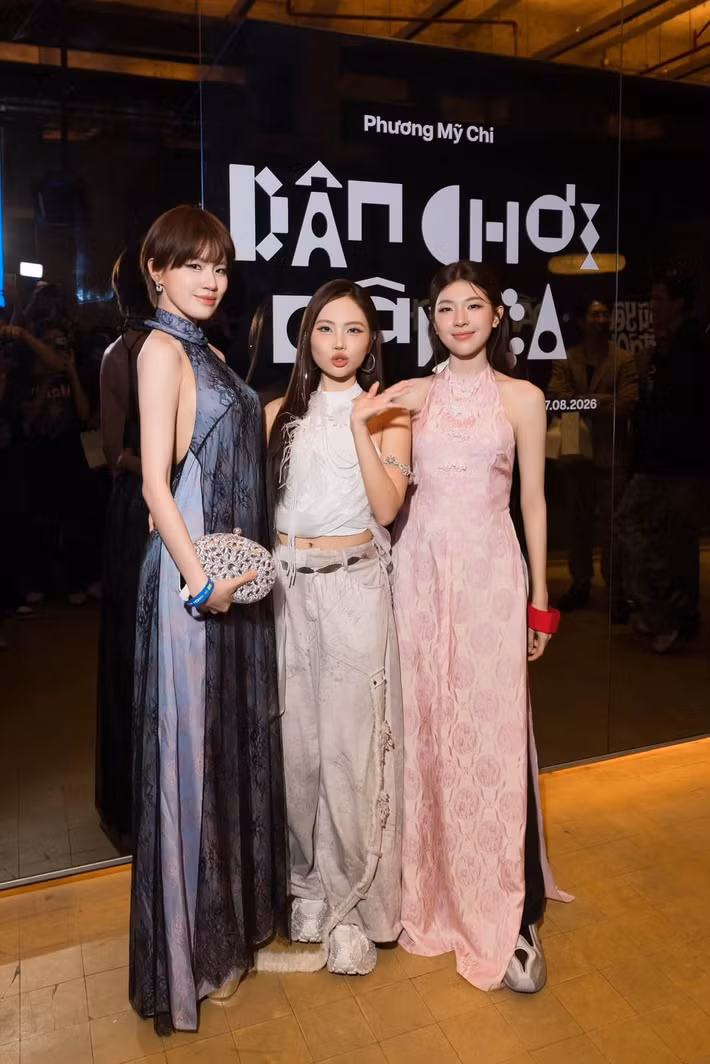 Ở những hình ảnh khác, Pháo lựa chọn váy nữ tính kết hợp lối trang điểm nhẹ nhàng. Mái tóc ngắn giúp cô giữ nét cá tính ngay cả khi diện trang phục mềm mại.