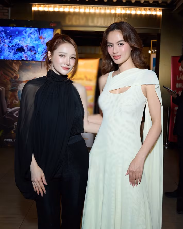 Theo Vietnamnet, trong ngày quay đầu tiên của "Nhà ba tôi một phòng", Nhã Phương nhận ra tóc Như Vân cứng vì sử dụng nhiều keo nhưng không lên tiếng, để cô tập trung thể hiện cảm xúc của nhân vật.
