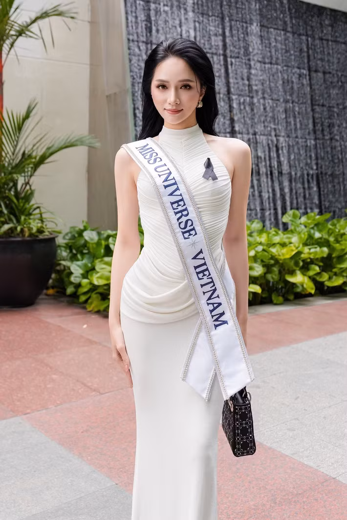 Trong ngày đầu tiên ở Miss Universe 2025, Hương Giang diện váy trắng thanh lịch. Ảnh: FB Hương Giang.