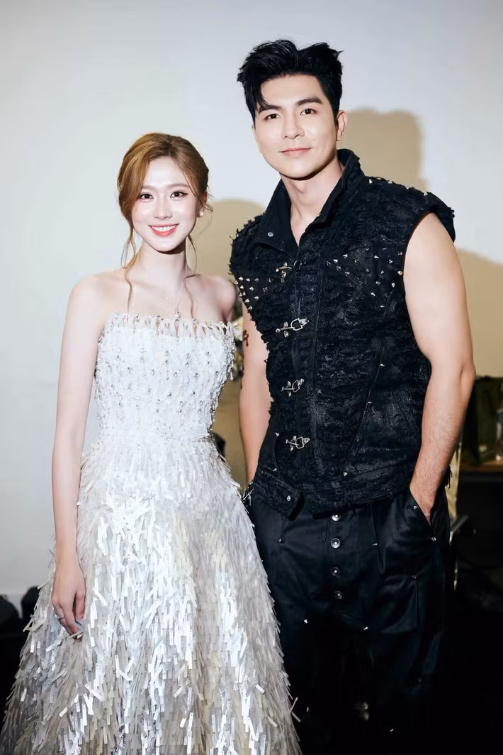 Trên màn ảnh, Khánh Linh thể hiện nhân vật mang nhiều tổn thương và luôn trong trạng thái bất an. Ngoài đời, nữ diễn viên theo đuổi hình ảnh trẻ trung, nữ tính. Ảnh: FB Khánh Linh.