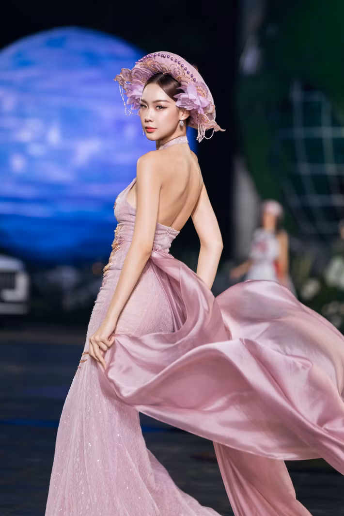 Sân khấu ngoài trời cũng đặt ra yêu cầu cao đối với hệ thống âm thanh, ánh sáng và ghi hình. Từng nhóm thí sinh được phân chia vị trí cụ thể nhằm bảo đảm đội hình đồng đều, hạn chế chồng chéo trong các phần chuyển cảnh.