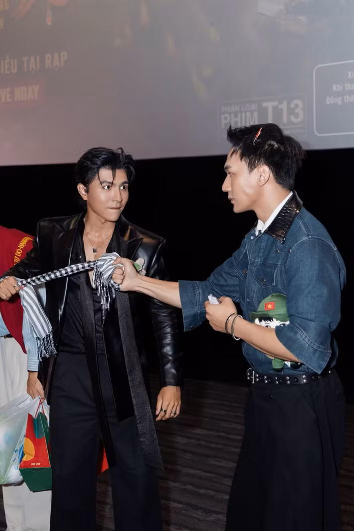 Trong cuộc phỏng vấn với Vietnamnet, Steven Nguyễn cho biết, Đỗ Nhật Hoàng là người có năng lượng mạnh nên mỗi khi đóng cảnh đánh nhau hay hành động, anh phải dồn hết sức lực vì đàn em nhỏ tuổi hơn và khỏe hơn. Ảnh: FB Đỗ Nhật Hoàng.