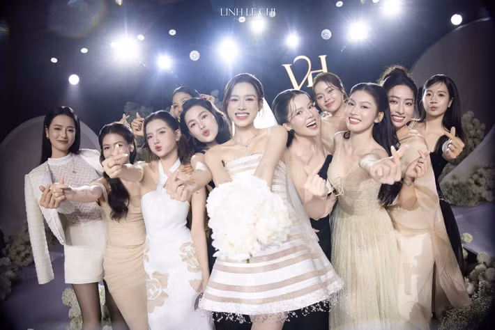 Đỗ Thị Hà cảm ơn người thân, bạn bè. "Cảm ơn những người bạn, người thân yêu quý đã có mặt, khóc cùng chúng mình, nhảy múa đến hết đêm và dành cho chúng mình những lời chúc đẹp đẽ nhất. Tình cảm đó, chúng mình sẽ luôn nhớ mãi”, nàng hậu viết.