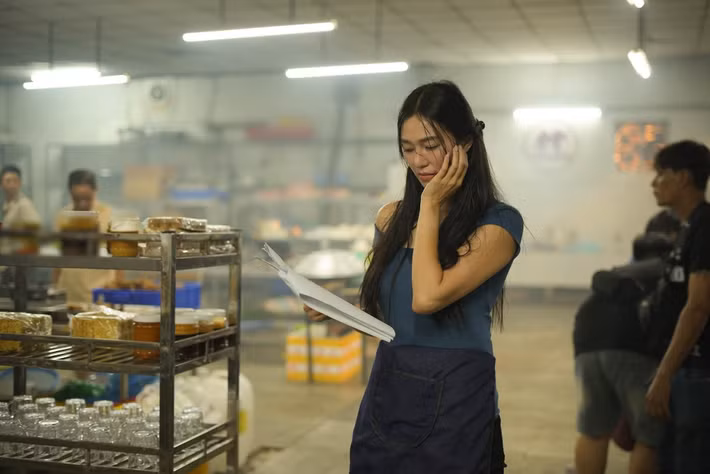 Theo số liệu từ Box Office Vietnam, “Trại buôn người” mới đây cán mốc doanh thu 450 tỷ đồng. Trong phim, Khánh My vào vai Diễm My, cô gái trở thành nạn nhân của đường dây lừa đảo. Theo Vietnamnet, câu chuyện về tình mẫu tử và những tổn thương của nhân vật đã thôi thúc nữ diễn viên nhận lời tham gia dự án. Ảnh: FB Khánh My.