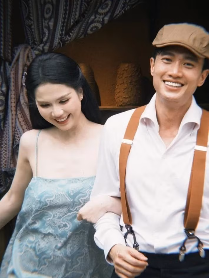 Cả hai cũng từng thực hiện những bộ ảnh chung với nhiều phong cách khác nhau. Sau những đồn đoán tình cảm, Quốc Trường - Ngọc Trinh vẫn thoải mái đồng hành trong công việc và các hoạt động chung. Ảnh: Saostar.