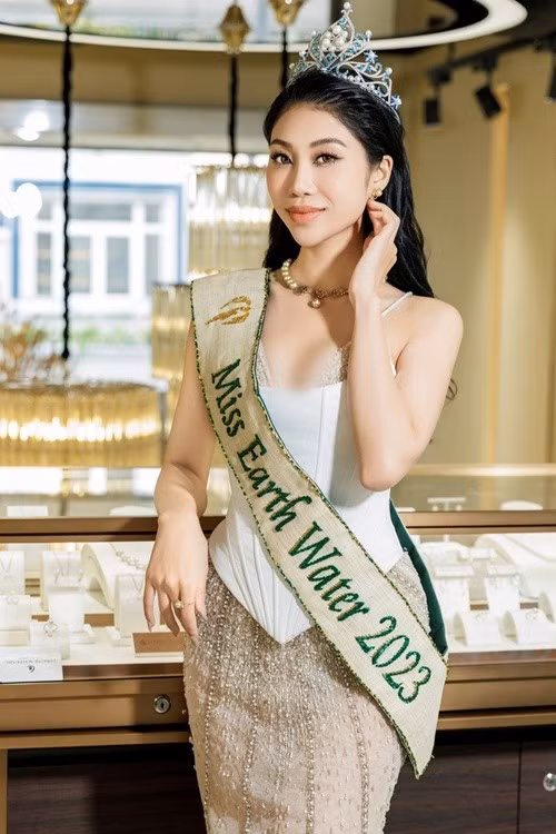 Người đẹp sinh năm 1997 liên tục tham gia các sự kiện sau cuộc thi quốc tế. Ảnh: FB Lan Anh.