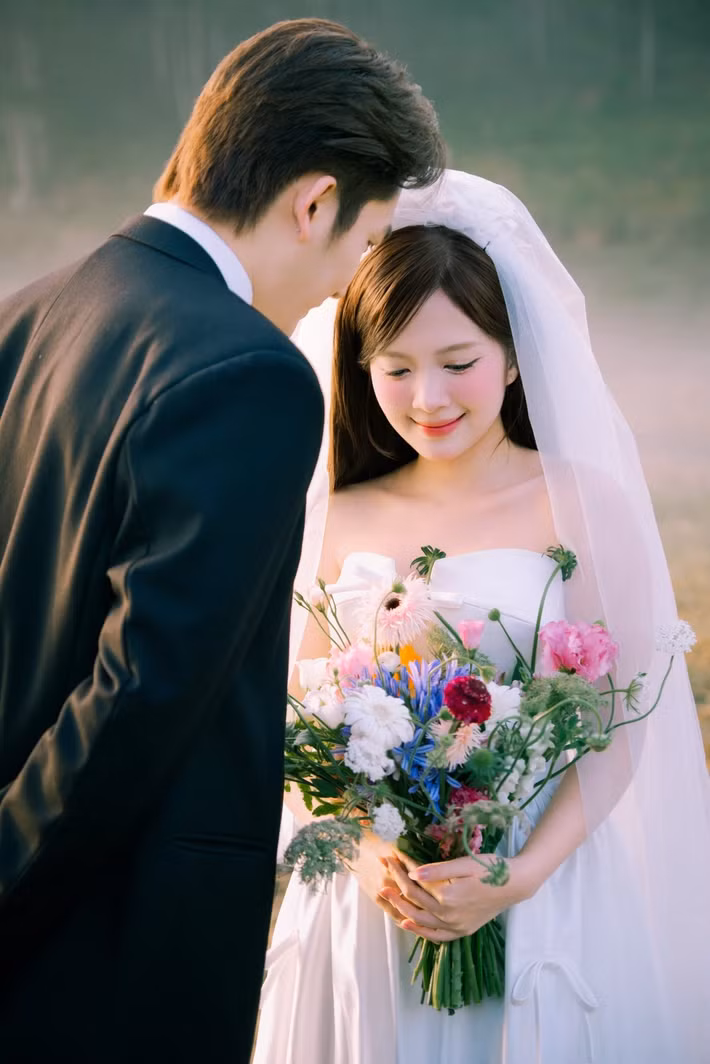 Đình Tú - Ngọc Huyền có nhiều khoảnh khắc ngọt ngào trong bộ ảnh cưới. Ảnh: FB Ngọc Huyền.