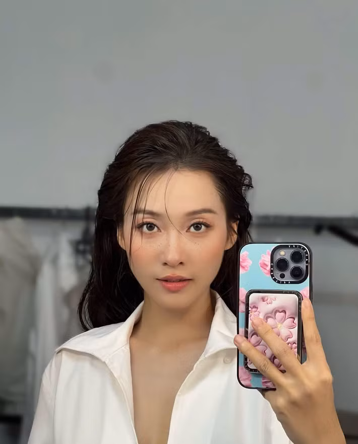 Trong một lần chụp ảnh trước gương, Khả Ngân tạo dáng tự nhiên, đồng thời che vòng hai. Ảnh: FB Khả Ngân.