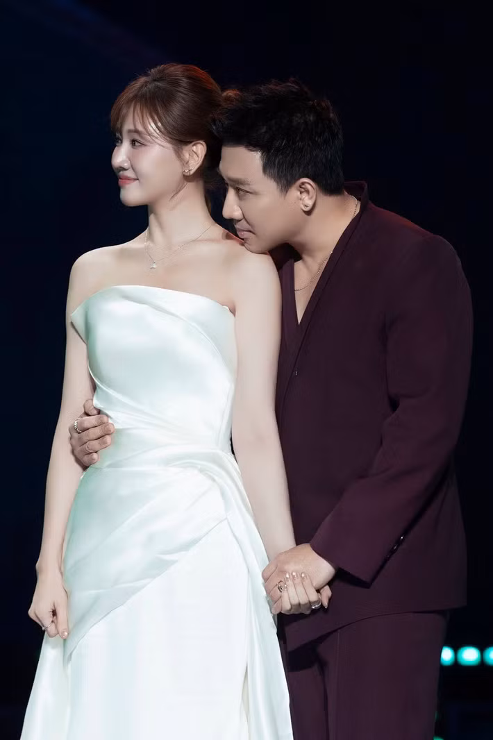Hari Won thường lựa chọn phong cách trang điểm nhẹ nhàng, tôn đường nét gương mặt. Trấn Thành từng cho biết, Hari Won luôn được khen ngày càng trẻ trung. Nam MC cho rằng việc được yêu thương mỗi ngày giúp bà xã luôn rạng rỡ. Ảnh: FB Hari Won.
