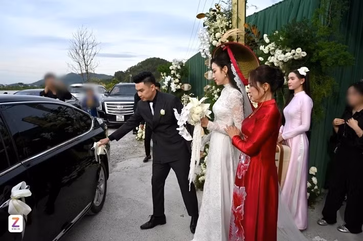 Ngày 22/10, lễ cưới hỏi của Hoa hậu Đỗ Thị Hà và doanh nhân Viết Vương thu hút sự quan tâm của nhiều khán giả. Trong buổi sáng, cô dâu được rước bằng xe sang. Theo Znews, nhiều xe hơi sang trọng cũng xuất hiện. Ảnh: Znews.