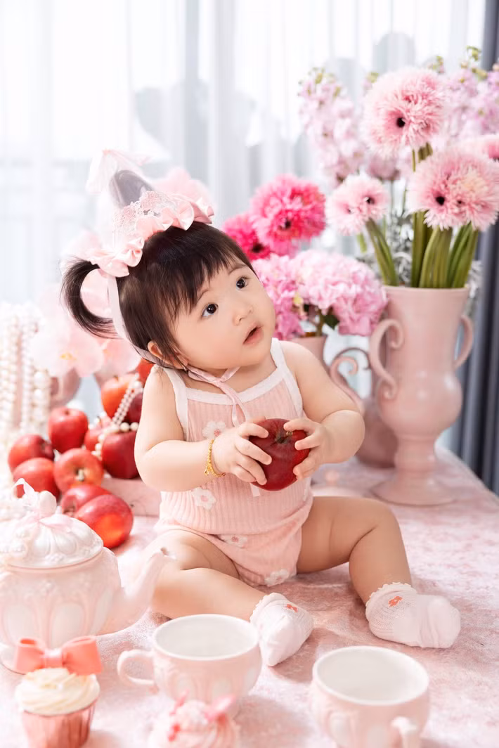 Dù còn nhỏ, cô nhóc khá dạn dĩ trước ống kính, thậm chí có những khoảnh khắc biểu cảm sinh động khiến người xem thích thú. Ảnh: FB Gin Tuấn Kiệt.