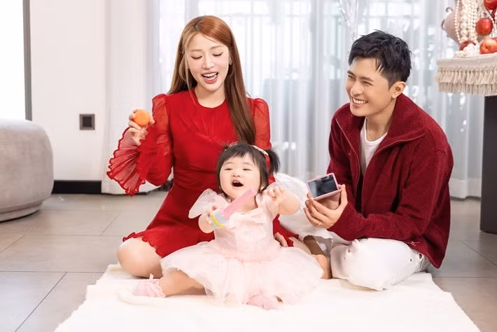 Trong buổi lễ thôi nôi, gia đình đã chuẩn bị mâm lễ đầy đủ, tỉ mỉ theo phong tục truyền thống. Đáng chú ý nhất là khoảnh khắc Anya thực hiện nghi thức bốc đồ vật dự đoán nghề nghiệp tương lai. Khi thấy con gái tiến thẳng đến chiếc micro mà không chút chần chừ, Puka vô cùng bất ngờ.