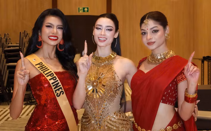 Với thời lượng một phút, Emoura Phạm vừa hát vừa thực hiện những động tác vũ đạo mạnh mẽ. Giai điệu bắt tai cùng phong cách trình diễn tự tin giúp người đẹp khuấy động hội trường.